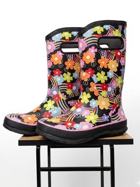Bogs Kids Black w Colourful Floral Rainbow Rain Boots – Youth Size 1 EUC